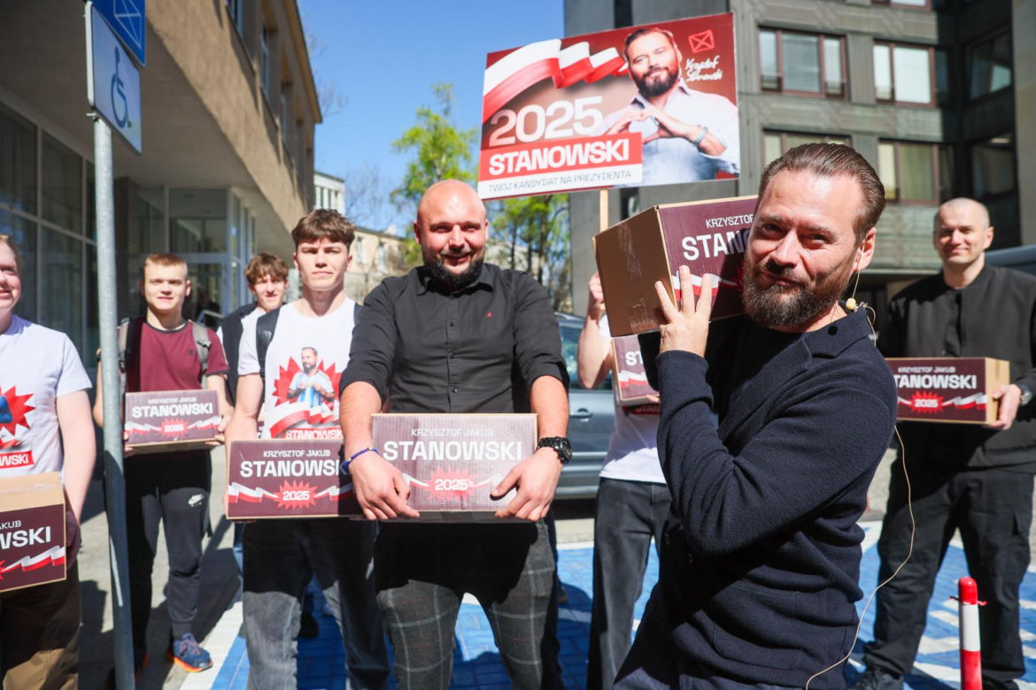 Krzysztof Stanowski składa podpisy pod swoją kandydaturą do PKW Warszawa, 04.04.2025