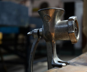 4,5-latek włożył rękę do maszynki do mięsa