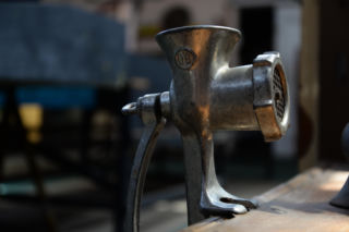 4,5-latek włożył rękę do maszynki do mięsa