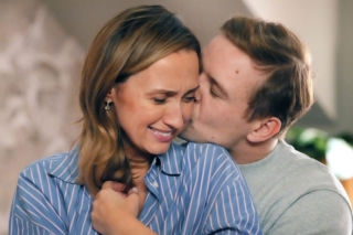 Barwy szczęścia, odcinek 3320: Szczęście nowożeńców zostaje zburzone przez pojawienie się nieproszonego gościa