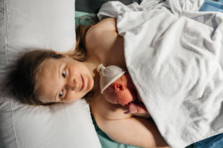 Pierwszy poród? „To nie film!” Zobacz, jak naprawdę wygląda poród naturalny krok po kroku