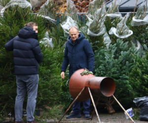 Donald Tusk z zięciem dźwigają gigantyczną choinkę. A za nimi drepcze Kasia z drugą. Wnusie premiera jak księżniczki