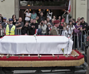 To już 10 lat od pogrzebu pary prezydenckiej Lecha i Marii Kaczyńskich. Ludzie żegnali ich kwiatami
