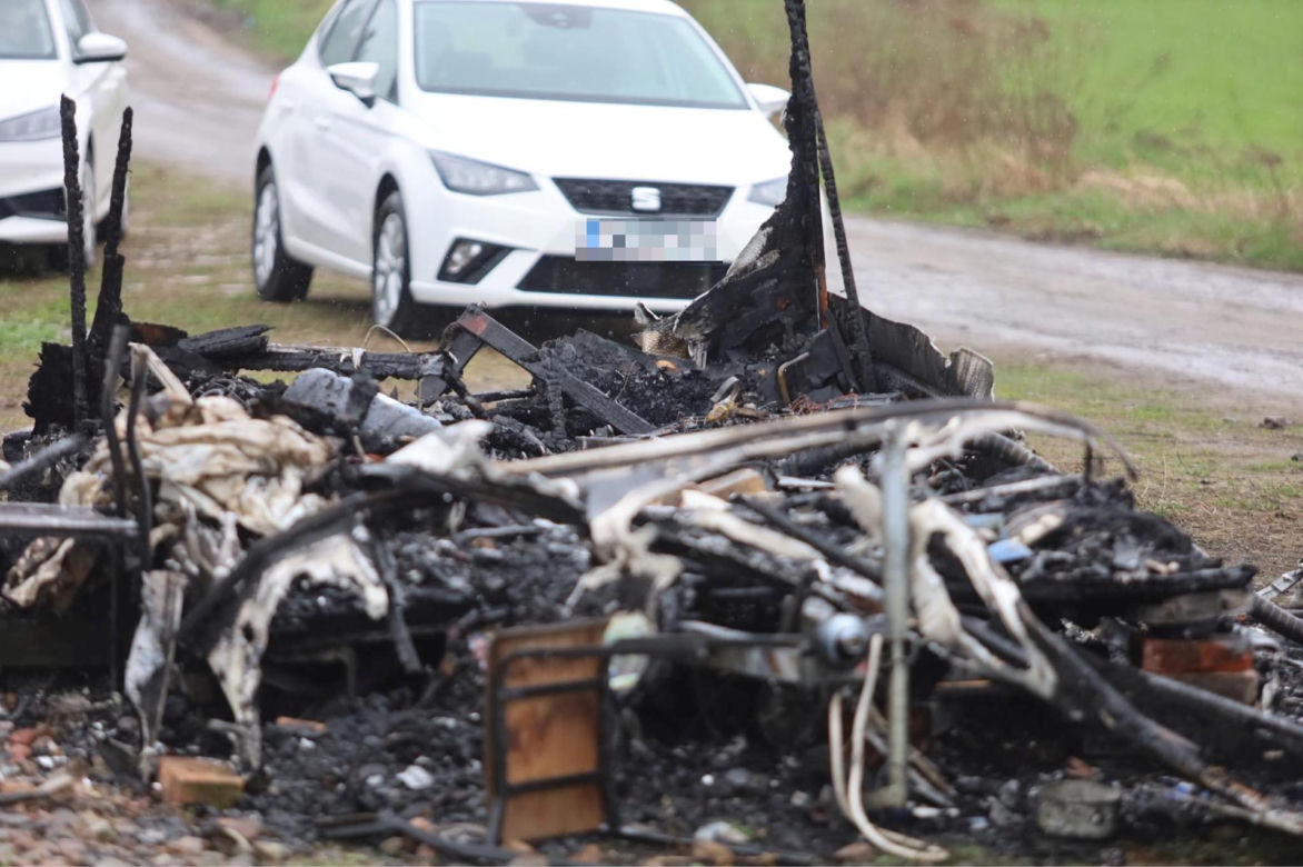 Mężczyzna zginął w nocnym pożarze przyczepy kempingowej