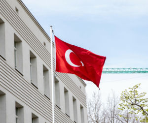 Incydent na terenie ambasady Turcji w Warszawie. Policjanci zauważyli napis