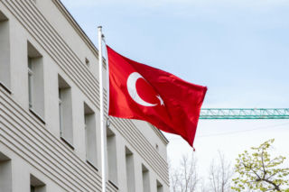 Incydent na terenie ambasady Turcji w Warszawie. Policjanci zauważyli napis