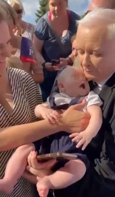 Jarosław Kaczyński z dzidziusiem na rękach ależ on go tuli 