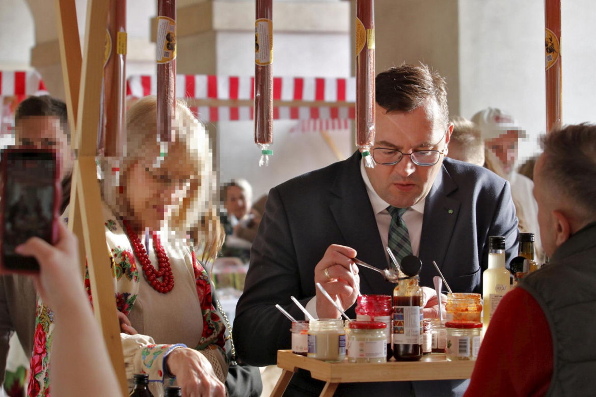 Minister rolnictwa Stefan Krajewski na jarmarku wielkanocnym