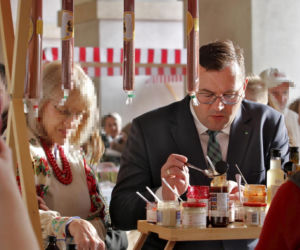 Minister rolnictwa Stefan Krajewski na jarmarku wielkanocnym