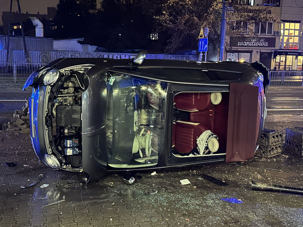 Dachowanie na Bielanach! Skoda huknęła w fiata, są ranni