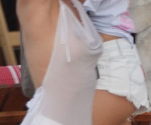Bella Hadid bez stanika