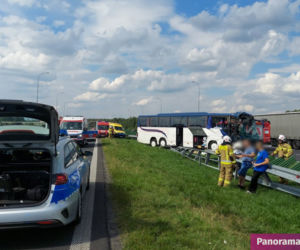 Wypadek autokaru z dziećmi na A1