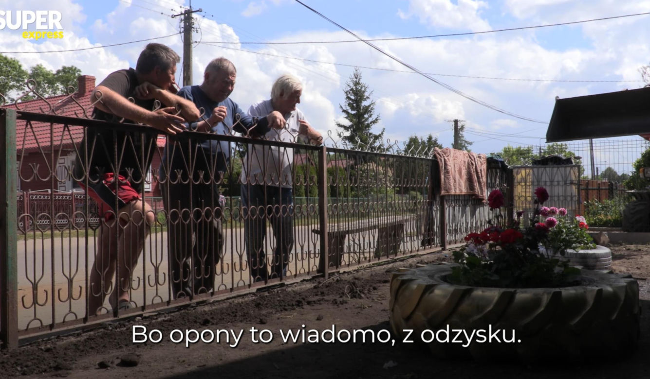 Rolnicy. Podlasie. Andrzej z Plutycz pokazał ODNOWIONE podwórko. Śliczny ogródek, wielkie zmiany. Goście będą zachwyceni