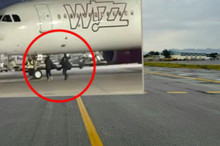 Niewiarygodne sceny na płycie lotniska. Spóźnieni pasażerowie gonili samolot