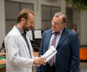 Lekarze 5 sezon odc. 11. Michał (Wojciech Mecwaldowski), Tadeusz Karkoszka (Krzysztof Jędrysek)