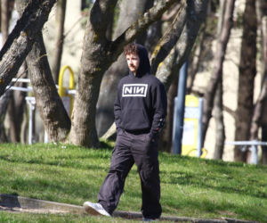 Maciej Musiał nad morzem z deską