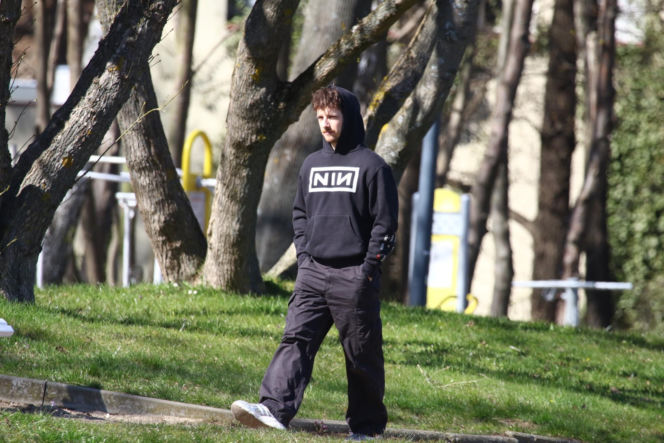 Maciej Musiał nad morzem z deską