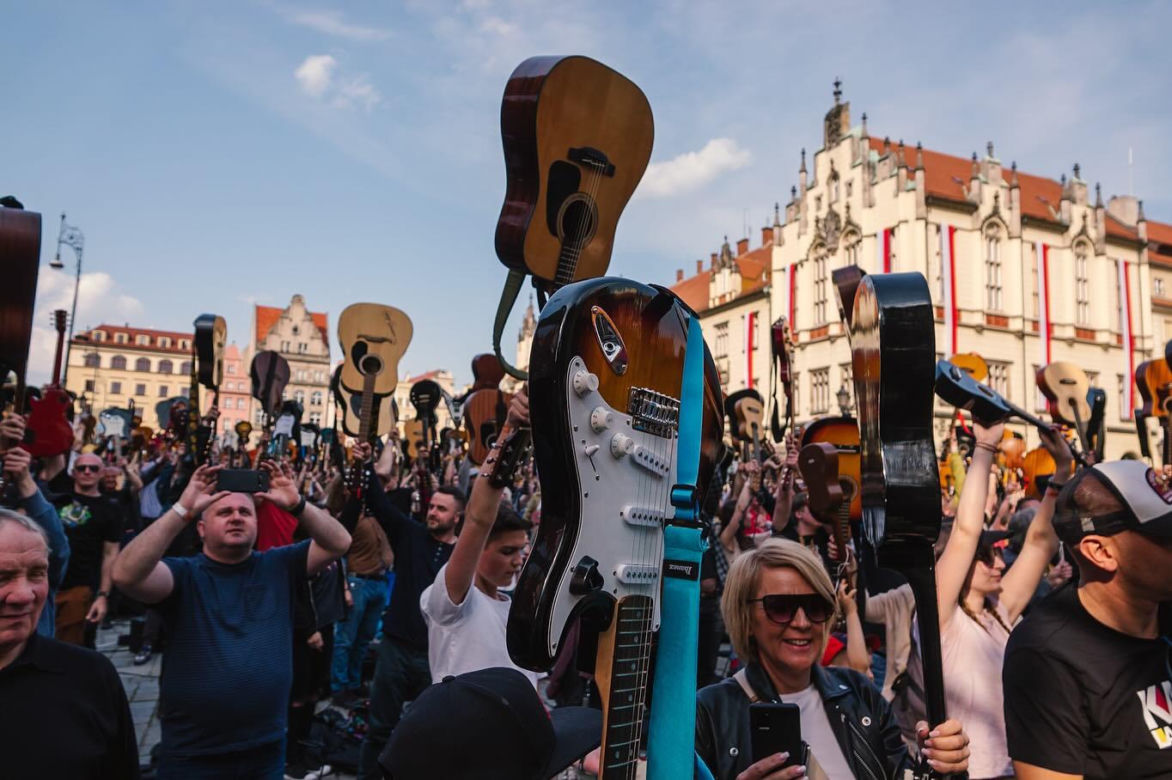 Gitarowy Rekord Świata 2024. Znamy kolejne gwiazdy. Hołdys i Waglewski zagrają „I Ching” we Wrocławiu