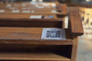 Kody QR na ławkach w bydgoskiej bazylice. Wierni podzieleni nowym pomysłem