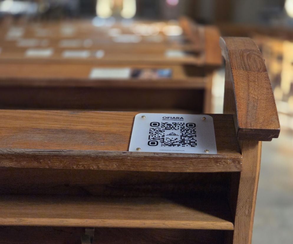 Kody QR na ławkach w bydgoskiej bazylice. Wierni podzieleni nowym pomysłem