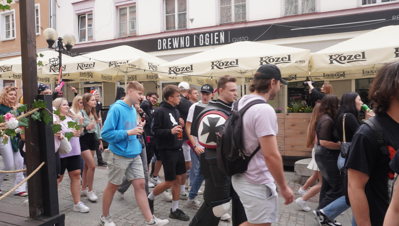Kortowiada 2024. Parada Wydziałów przeszła ulicami miasta. Studenci tłumnie wzięli udział w imprezie