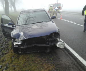 Wypadek na DK 19. Piotrowo-Trojany. Opel zderzył sie z volkswagenem. 2 osoby ranne