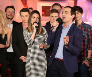 Choinka z Pierwszą miłością. Aleksandra Zienkiewicz, Michał Koterski, Joanna Opozda, Mateusz Banasiuk, Krzysztof Kwiatkowski