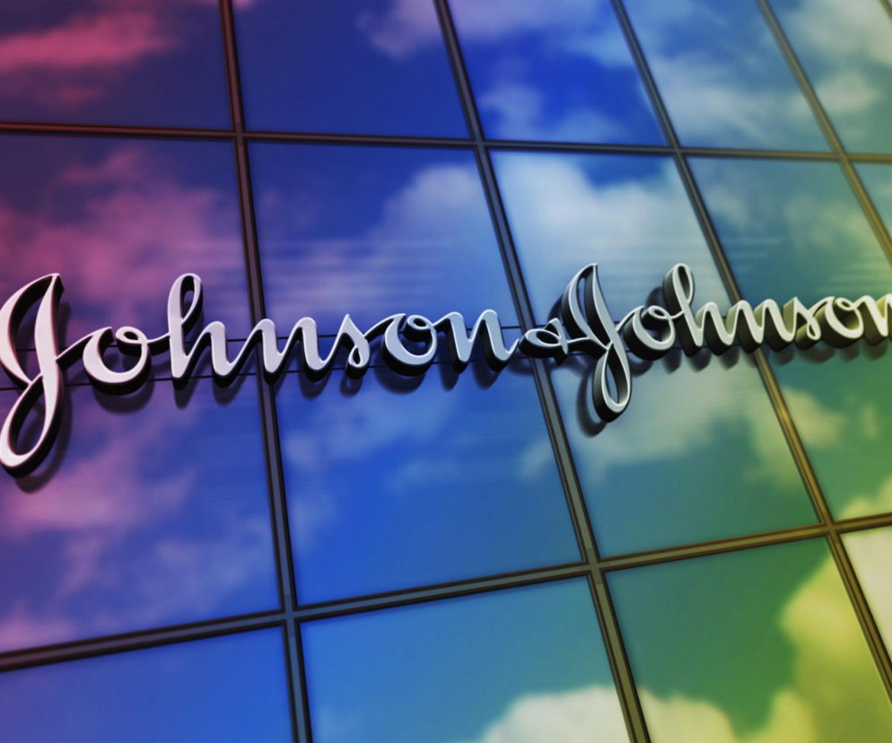 Logo firmy Johnson & Johnson na szklanej elewacji budynku. O ugodzie wartej 5,5 mld dolarów przeczytasz na SE Superbiz.