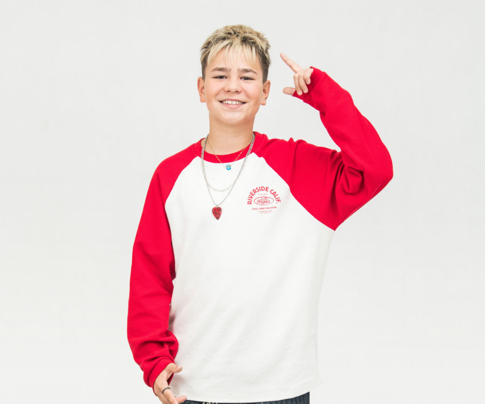Uśmiechnięty wokalista Wiktor Sas w biało-czerwonej bluzie. O reprezentancie Polski na Eurowizję Junior przeczytasz na Eska.