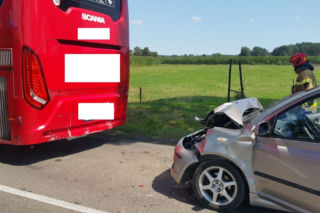Wypadek w Wachu. Osobówka wbiła się w tył autobusu. Droga jest zablokowana, wyznaczono objazdy