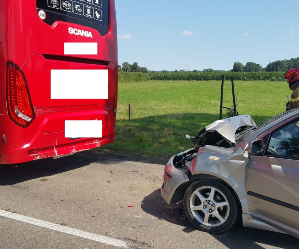 Wypadek w Wachu. Osobówka wbiła się w tył autobusu. Droga jest zablokowana, wyznaczono objazdy