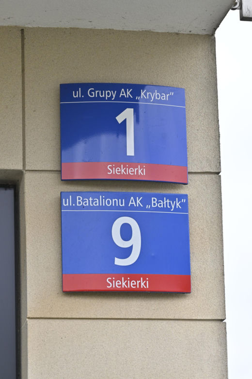 Kuriozum na Mokotowie. Dwie różne tabliczki jedna pod drugą. Jaki to adres?
