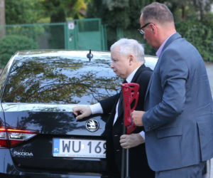 Jarosław Kaczyński wychodzi ze szpitala o kulach