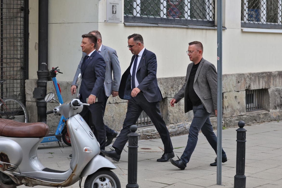 Zamiast na Nowogrodzkiej, Morawiecki i jego stronnicy spotkali się przy Konopnickiej. Były cukierki dla dziennikarzy