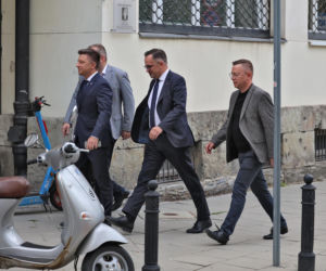 Zamiast na Nowogrodzkiej, Morawiecki i jego stronnicy spotkali się przy Konopnickiej. Były cukierki dla dziennikarzy