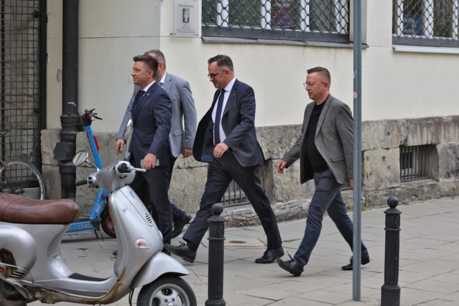 Zamiast na Nowogrodzkiej, Morawiecki i jego stronnicy spotkali się przy Konopnickiej. Były cukierki dla dziennikarzy