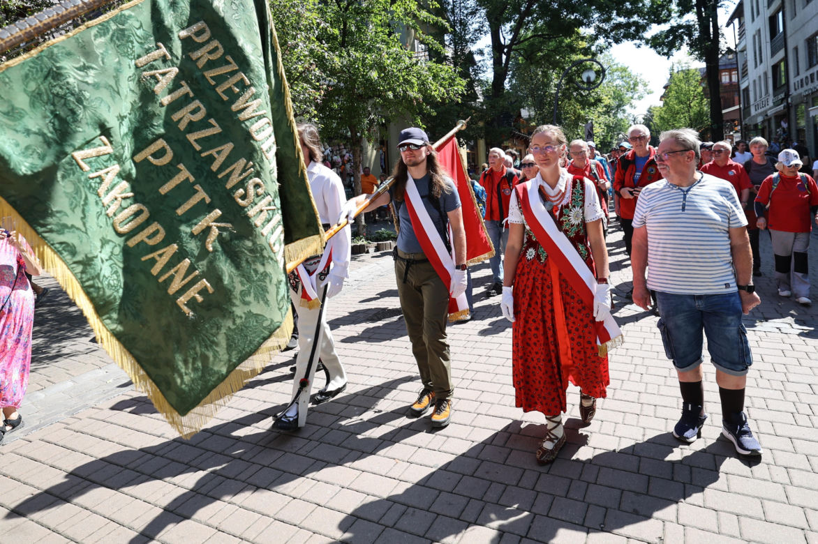 150-lecie przewodnictwa tatrzańskiego. Przemarsz przewodników po Krupówkach w Zakopanem