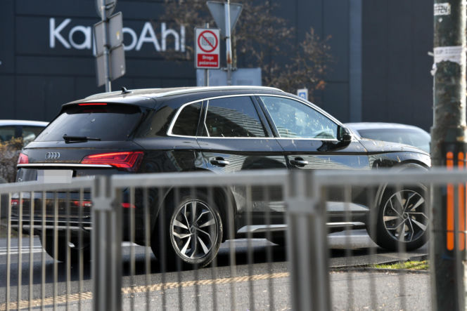 Robert Więckiewicz myje samochód