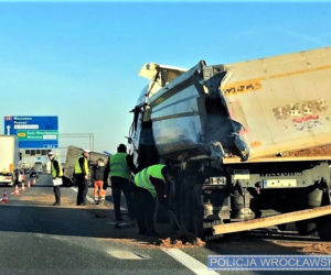 Wypadek ciężarówki-lawety na AOW