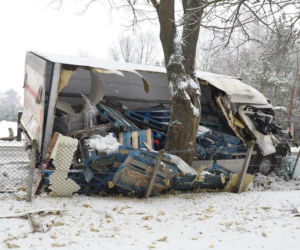 Mężczyzna zakleszczony z rozbitej ciężarówce. W ruch poszedł specjalistyczny sprzęt