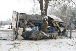Mężczyzna zakleszczony z rozbitej ciężarówce. W ruch poszedł specjalistyczny sprzęt
