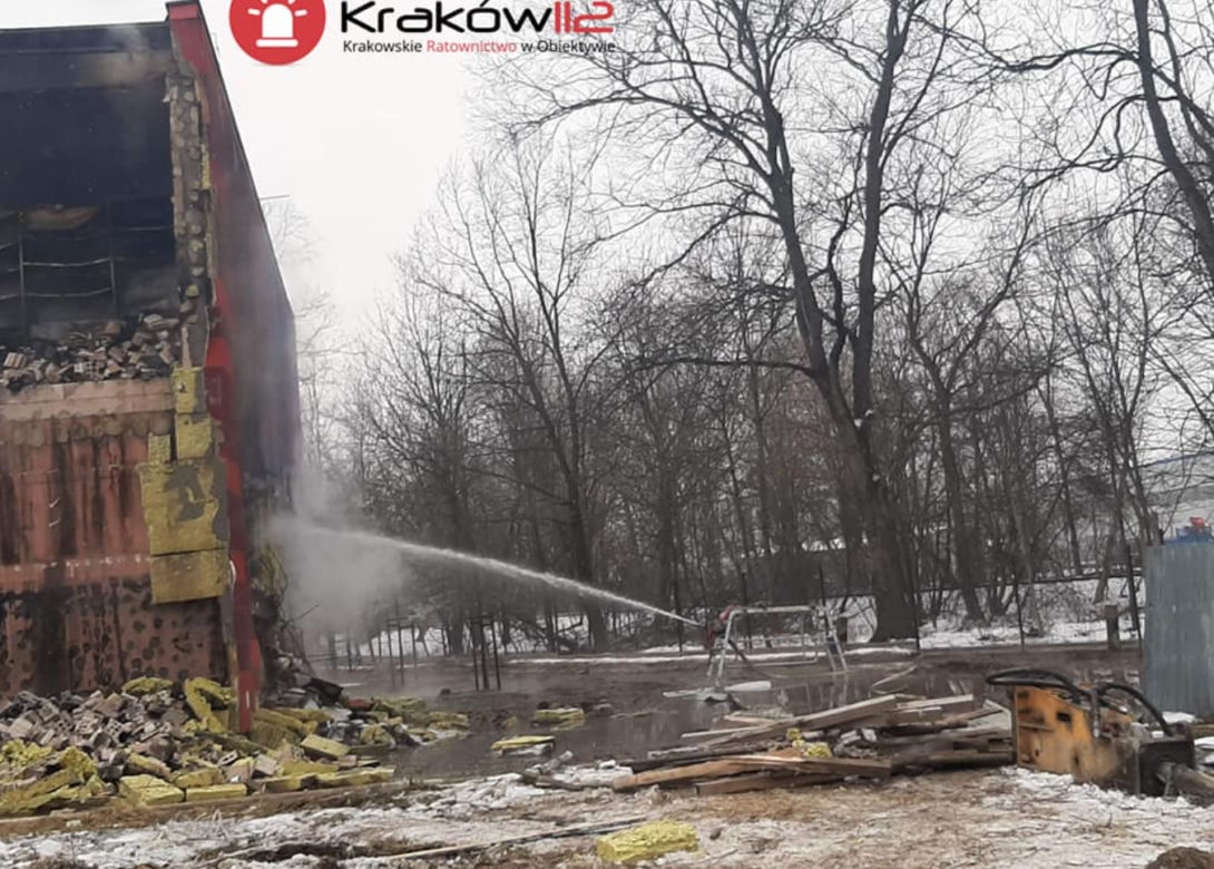 Kraków: PRZEŁOM! Pożar archiwum opanowany w PIĄTEJ DOBIE. Strażacy ROZBIORĄ budynek 
