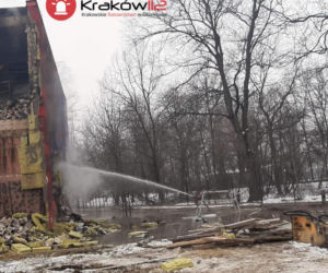 Kraków: PRZEŁOM! Pożar archiwum opanowany w PIĄTEJ DOBIE. Strażacy ROZBIORĄ budynek 