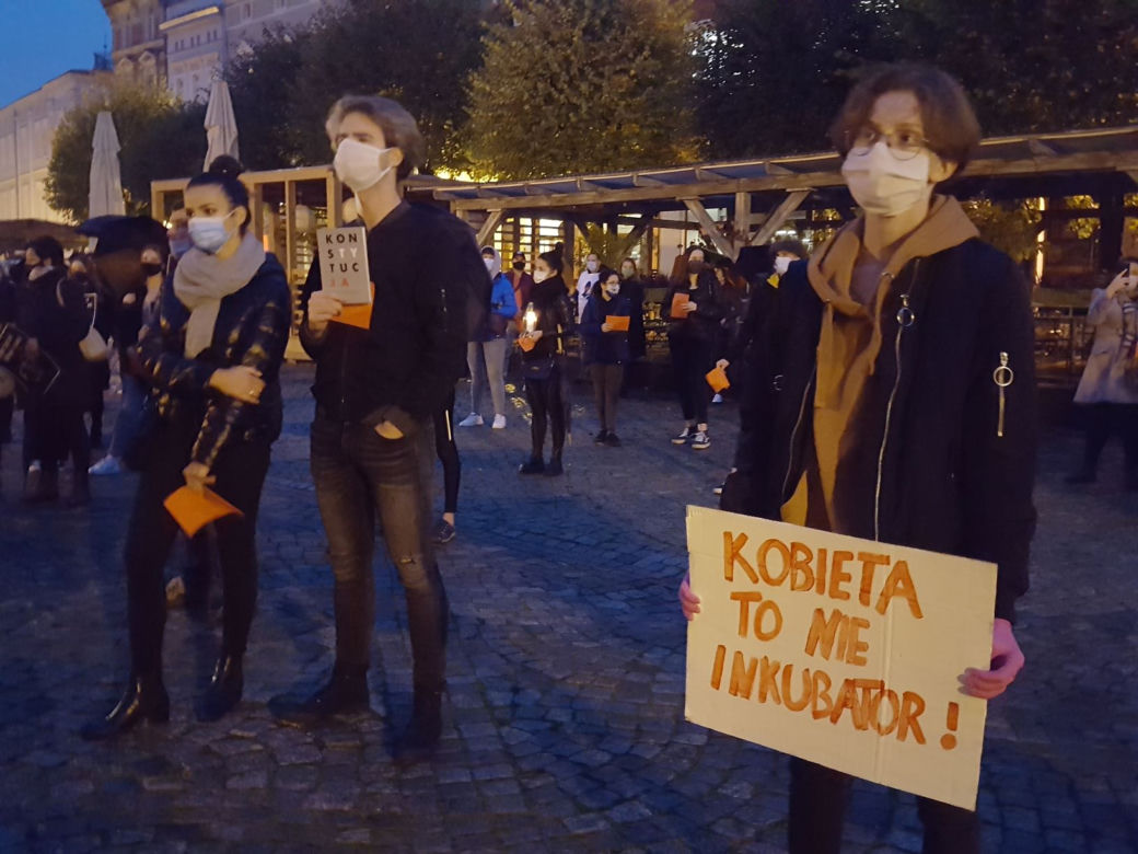 Znicze, wieszaki, transparenty. Protest "Piekło kobiet" w Lesznie