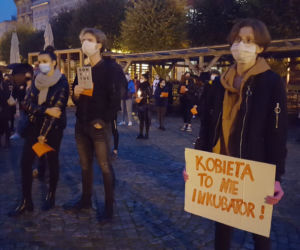 Znicze, wieszaki, transparenty. Protest Piekło kobiet w Lesznie