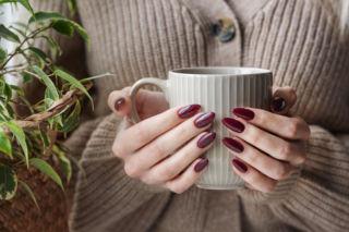 To będzie najmodniejszy manicure na 2027. Pojawi się nowy kształt paznokcia, który przepięknie wygładza zmarszczki i odmładza dłonie. O takie paznokcie Polki będą błagać manicurzystki