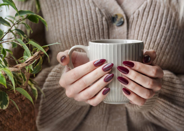 To będzie najmodniejszy manicure na 2027. Pojawi się nowy kształt paznokcia, który przepięknie wygładza zmarszczki i odmładza dłonie. O takie paznokcie Polki będą błagać manicurzystki