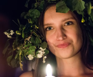 Ogień, wianki i szukanie kwiatu paproci: W Krakowie świętowano Noc Kupały [ZDJĘCIA]