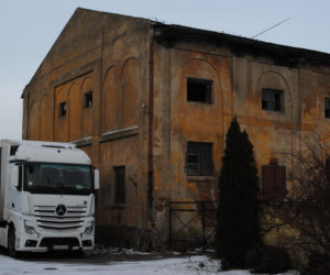 To jedno z najciekawszych miast w województwie łódzkim. W PRL-u stało się polską stolicą cebuli