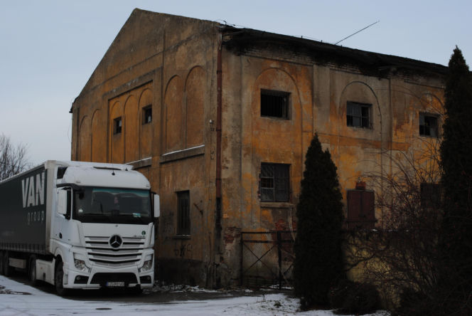 To jedno z najciekawszych miast w województwie łódzkim. W PRL-u stało się polską stolicą cebuli